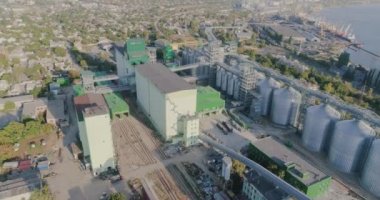 Tahıl deposu geniş yuvalı hava manzaralı. Tahıllı silo. Yukarıdan tahıl depolama tankı görünümü.