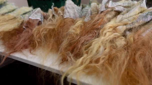 Στάδιο παραγωγής περούκα, περούκα, ξανθά τεχνητά μαλλιά — Αρχείο Βίντεο