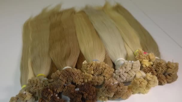 Haarverlängerungen, langes Haar für Frauen, künstliches Haar für Frauen — Stockvideo