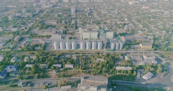 Armazenamento de grãos em grandes slots vista aérea. Silo com grão. Vista do tanque de armazenamento de grãos de cima. — Vídeo de Stock