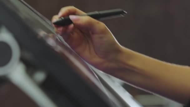 Ζωγραφίζοντας σε ένα tablet γραφικών. Ο σχεδιαστής αντλεί από ένα tablet γραφικών. Εργασία με διαδραστική οθόνη στυλό. Κοντινό πλάνο. Παραγωγή ταπετσαρίας. — Αρχείο Βίντεο