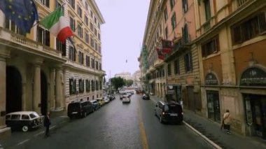 Roma 'da bir gezi, Roma' da bir otobüs gezisi. Araba camlı Roma sokakları