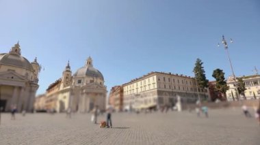 Arka planda Piazza del Popolo 'nun genel planı, Santa Maria Kilisesi, Roma, İtalya