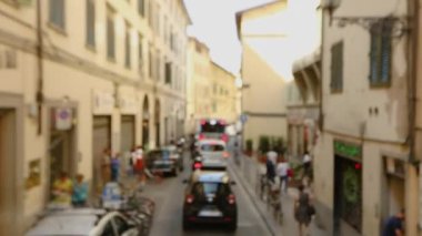 Roma 'da eski bir cadde. Roma 'da eski dar bir sokak. Roma 'da dar bir cadde boyunca park edilmiş arabalar