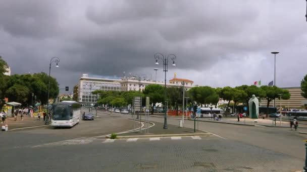 ローマの曇りの天気。ローマのタイムラプスでは、道路上のトラフィック。イタリアの通り — ストック動画