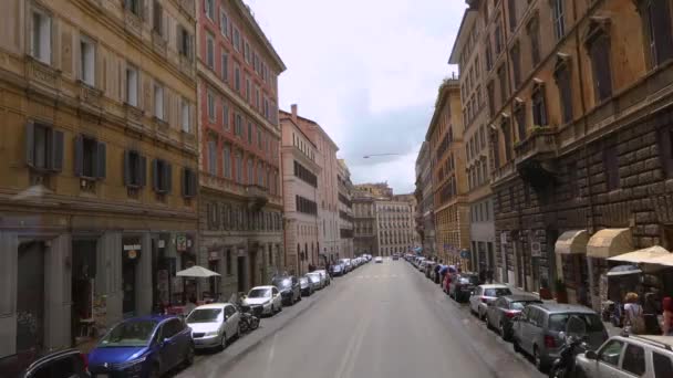 Un viaje en coche por las calles de Roma, las calles de Roma vista desde la ventana de un coche. Antiguas calles de Roma — Vídeo de stock