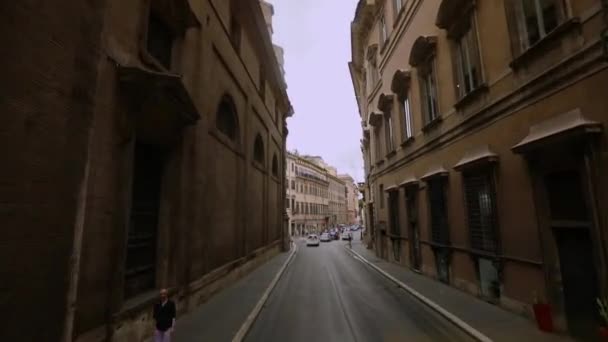 Calles de Roma vista desde la ventana de un coche. Viejas calles de Roma. Un viaje en coche por las calles de Roma — Vídeo de stock