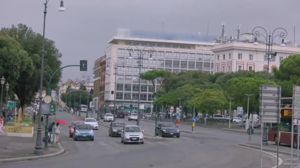 Jalan-jalan Roma. Mobil lalu lintas di jalan di Roma. Persimpangan jalan, Roma, Italia — Stok Video