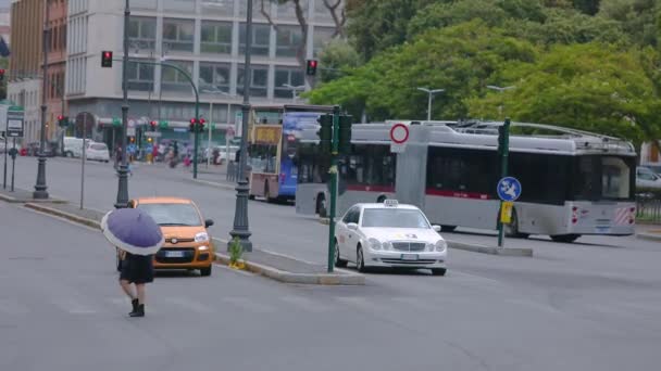 V Římě prší. Římské cesty. Dopravní auta na silnici v Římě. Italské ulice — Stock video