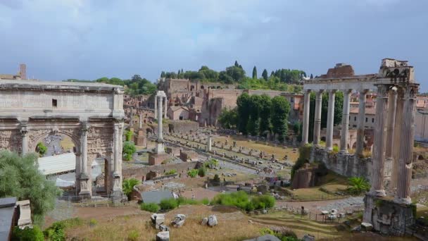 Basílica Júlia no Fórum Romano em Roma. Coluna de Focas. As ruínas da Roma antiga. As ruínas do Fórum Romano — Vídeo de Stock