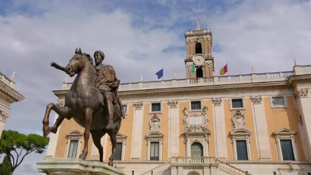 Staty av Marcus Aurelius framför Senatorialpalatset Rom, Italien — Stockvideo