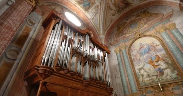 Stary organ w Rzymie, Włochy. Wnętrze starego rzymskiego kościoła — Wideo stockowe