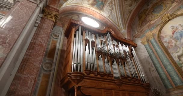 Mężczyzna gra na organach kościelnych, organach w pięknym włoskim kościele — Wideo stockowe
