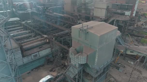 Voo sobre uma grande fábrica metalúrgica. Grande planta metalúrgica vista superior. Industrial exterior de uma grande empresa. Grande planta do ar — Vídeo de Stock