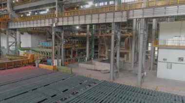 Metal kurusıkı imalatı için atölye çalışması. Endüstriyel iç mekan. Yuvarlanan metaller için konveyör hattı, yukarıdan genel bir plan. Otomatik metal yuvarlama hattı.