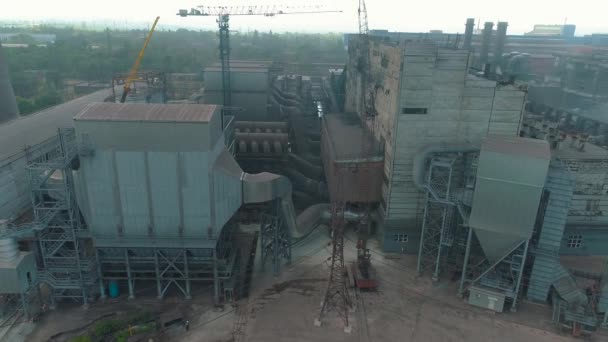 大型冶金厂顶视图.飞越一个大型冶金冒烟工厂。大型企业的工业外部 — 图库视频影像