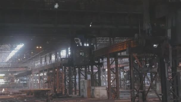 Mișcarea macaralei aeriene într-o fabrică. Macara deasupra capului într-o fabrică. Macara de pavaj la o fabrică mare . — Videoclip de stoc