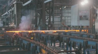 Taşıyıcı hattındaki sıcak metal. Kırmızı sıcak metal. Bir metalurji fabrikasında rulo metal üretimi