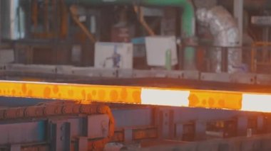 Metalurji fabrikasında rulo metal üretimi. Kırmızı sıcak metal. Taşıyıcı hattında sıcak metal.