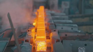 Taşıyıcı hattındaki sıcak metal. Kırmızı sıcak metal. Bir metalurji fabrikasında rulo metal üretimi