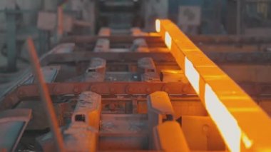 Modern bir fabrikada kırmızı sıcak metal. Metalurji fabrikasında metal üretim süreci. Modern metalurji fabrikası