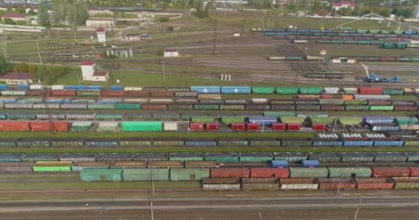 Junção ferroviária com muitos trilhos vista superior. Trens coloridos estão em um grande depósito ferroviário — Vídeo de Stock