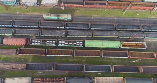 Vol au-dessus du dépôt ferroviaire. Des trains de marchandises au dépôt. Grand dépôt ferroviaire industriel vue de dessus. — Video