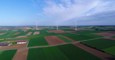 Sahada rüzgar jeneratörü, alternatif enerji, yeşil alanda rüzgar türbinleri, yenilenebilir enerji.