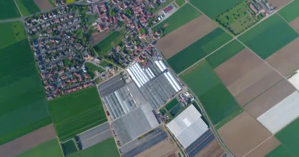 Ciudad europea cerca de invernaderos, un gran complejo de invernaderos cerca de la aldea europea, Google Maps ilusión — Vídeo de stock