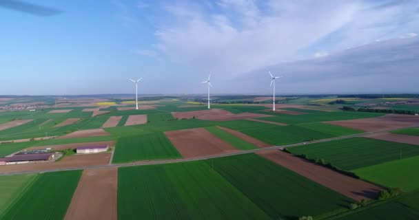Générateur éolien sur le terrain, énergie alternative, éoliennes dans un champ vert, énergies renouvelables — Video