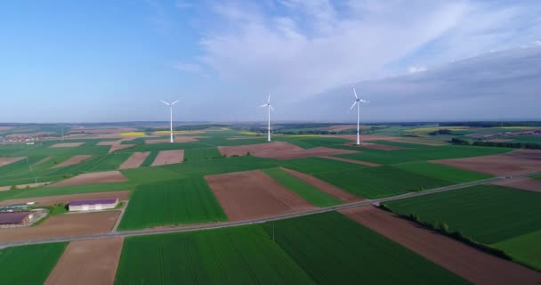 Szélgenerátor a területen, alternatív energia, szélturbinák a zöld mezőn, Megújuló energia — Stock videók