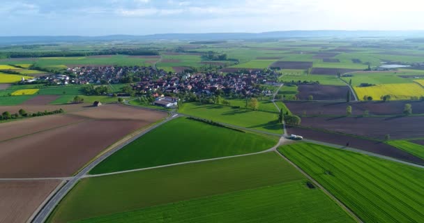 Vindkraft generator i fält, alternativ energi, vindkraftverk i ett grönt fält, förnybar energi — Stockvideo