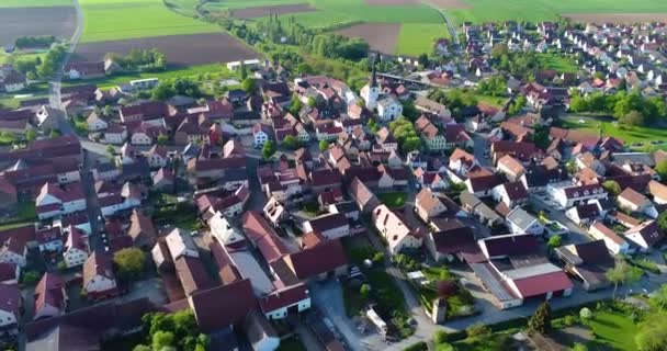 Een kleine Europese stad met een kerk in het centrum, Europese architectuur, Europees dorp — Stockvideo