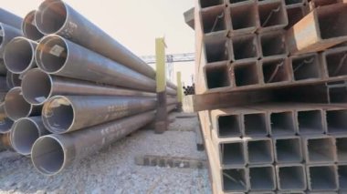 Metalik profil, açık metal depoda, depodaki büyük metalik profil, depodaki pek çok kare tüp...