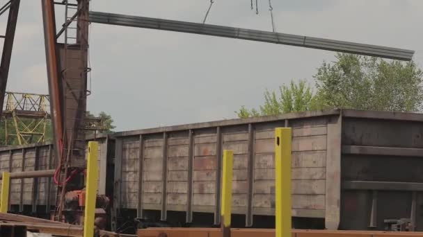 貨物自動車へのガントリークレーンによるプロファイルパイプのロード、倉庫内の金属のロード、大きなガントリークレーン — ストック動画
