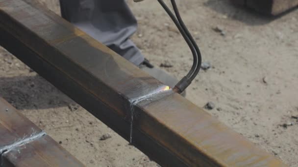 Metalen producten snijden met een gassnijder, de werknemer snijdt het metalen profiel met een gassnijder, snijdt metalen close-up — Stockvideo