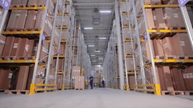 Depoda iş akışı, depoda büyük bir makine, depoda modern forklift.