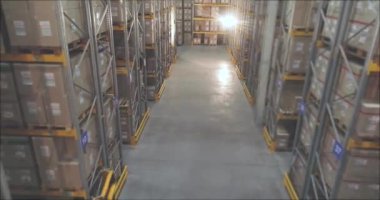Depoda aktif iş, büyük modern depo, endüstriyel iç mekan.