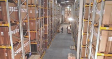Geniş modern depo panoramik manzarası. Depoda çalışmak için gerekli ekipman. Depoda bir sürü insan çalışıyor..