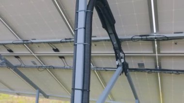 Güneş paneli arkada, güneş paneli aşağıda.