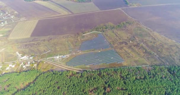 Vista aérea da Central de Energia Solar. Central de energia solar perto da floresta. Energias renováveis — Vídeo de Stock