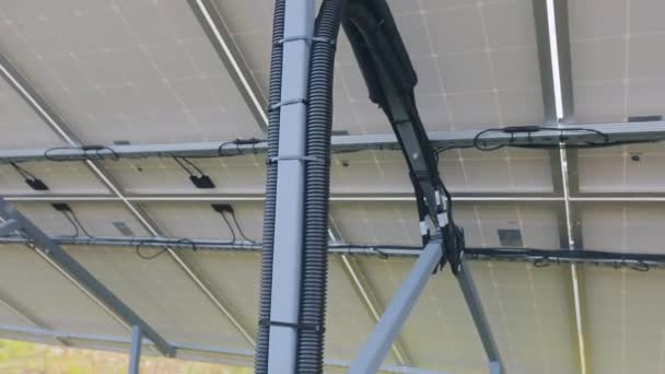 Solarpenel auf der Rückseite, Solarmodul unten — Stockvideo