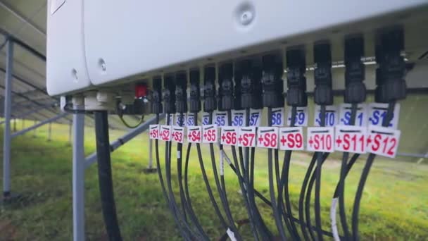 Équipement de la station solaire. Transformateur dans une centrale solaire. — Video