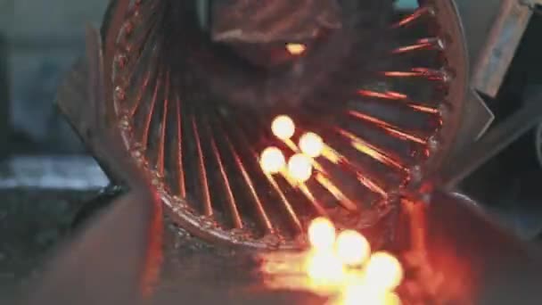 Stalownia walcownia, czerwono-gorąca stalowa kulka do kruszenia, proces produkcji stalowych kulek — Wideo stockowe