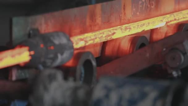 Metallo caldo su una linea di trasporto, Metallo rosso caldo in una fabbrica — Video Stock