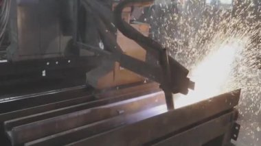Metalden kıvılcımlar, ağır çekim, metalden parlak kıvılcımlar, metal kesimi