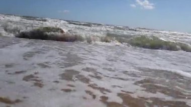 Denizde dalgalar, güneşli havada deniz kıyısında dalgalar. Denizde güzel dalgalar