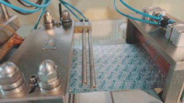 Tablet üretim süreci. Bir ilaç fabrikasında endüstriyel iç mekan. Su toplayan tabletler..