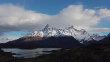 Patagonya 'da Cerro Paine Grande dağının yanında. Torres del Paine Dağı manzarası
