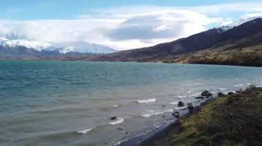 Cerro Payne Grande Dağı ve Torres del Paine manzarası. Patagonya 'da Cerro Paine Grande Dağı' nın yanında..